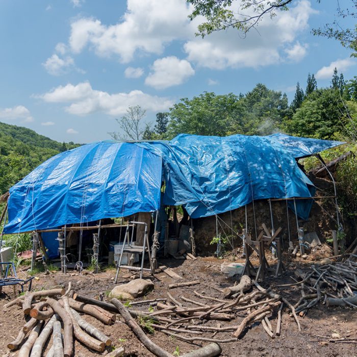 山の炭小屋