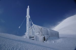 駒の小屋 凍結（武藤光佳氏撮影）